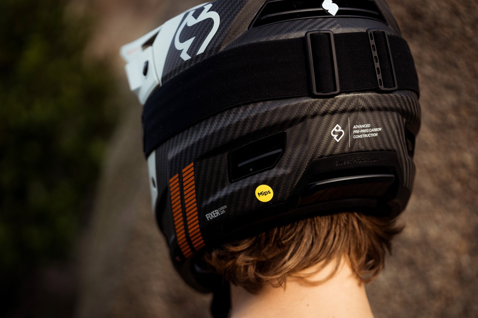 a person wearing the Fixer carbon 2Vi MIPS viewed from behind