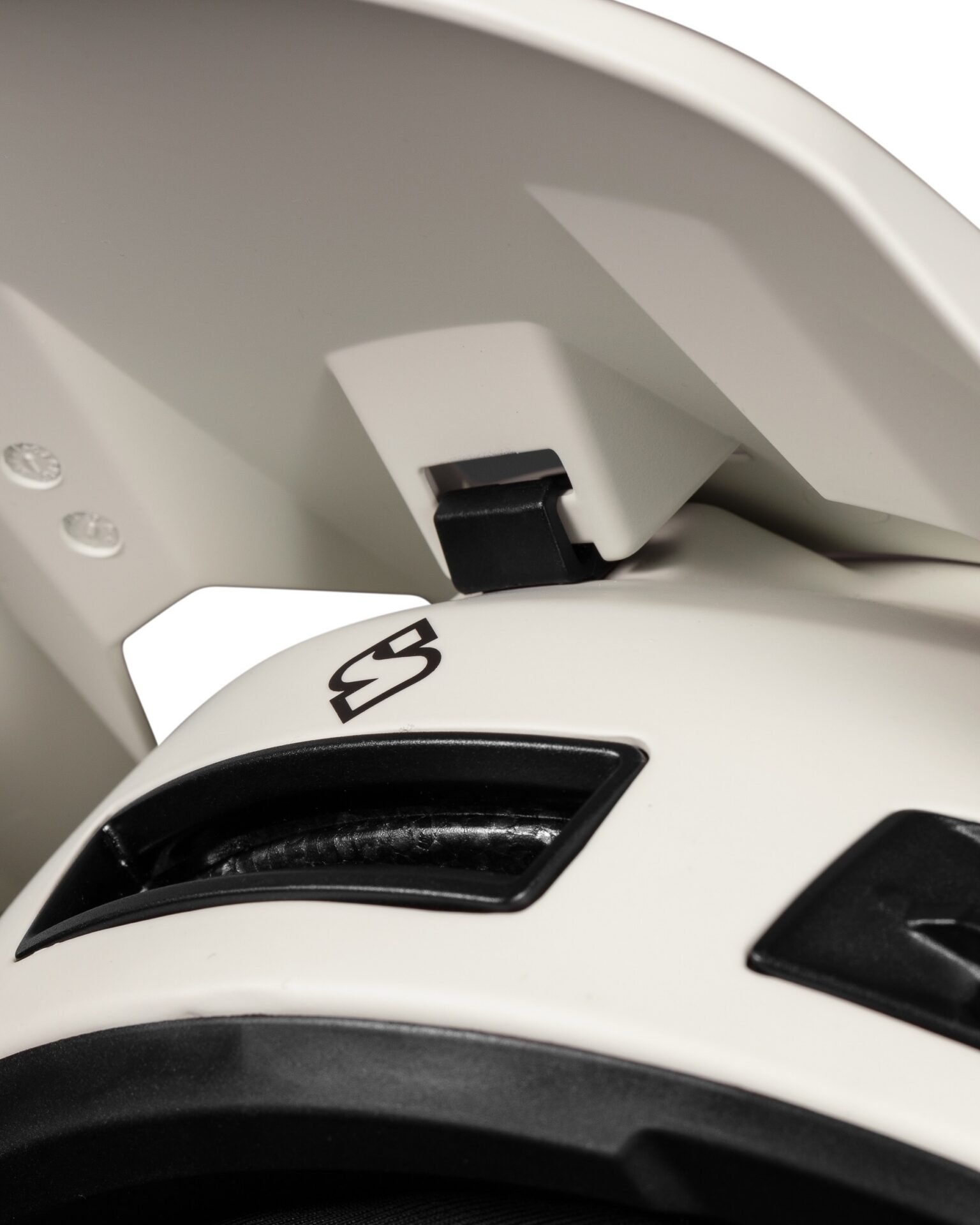 studio image showing the adjustable breakaway visro on the Fixer carbon 2Vi MIPS helmet