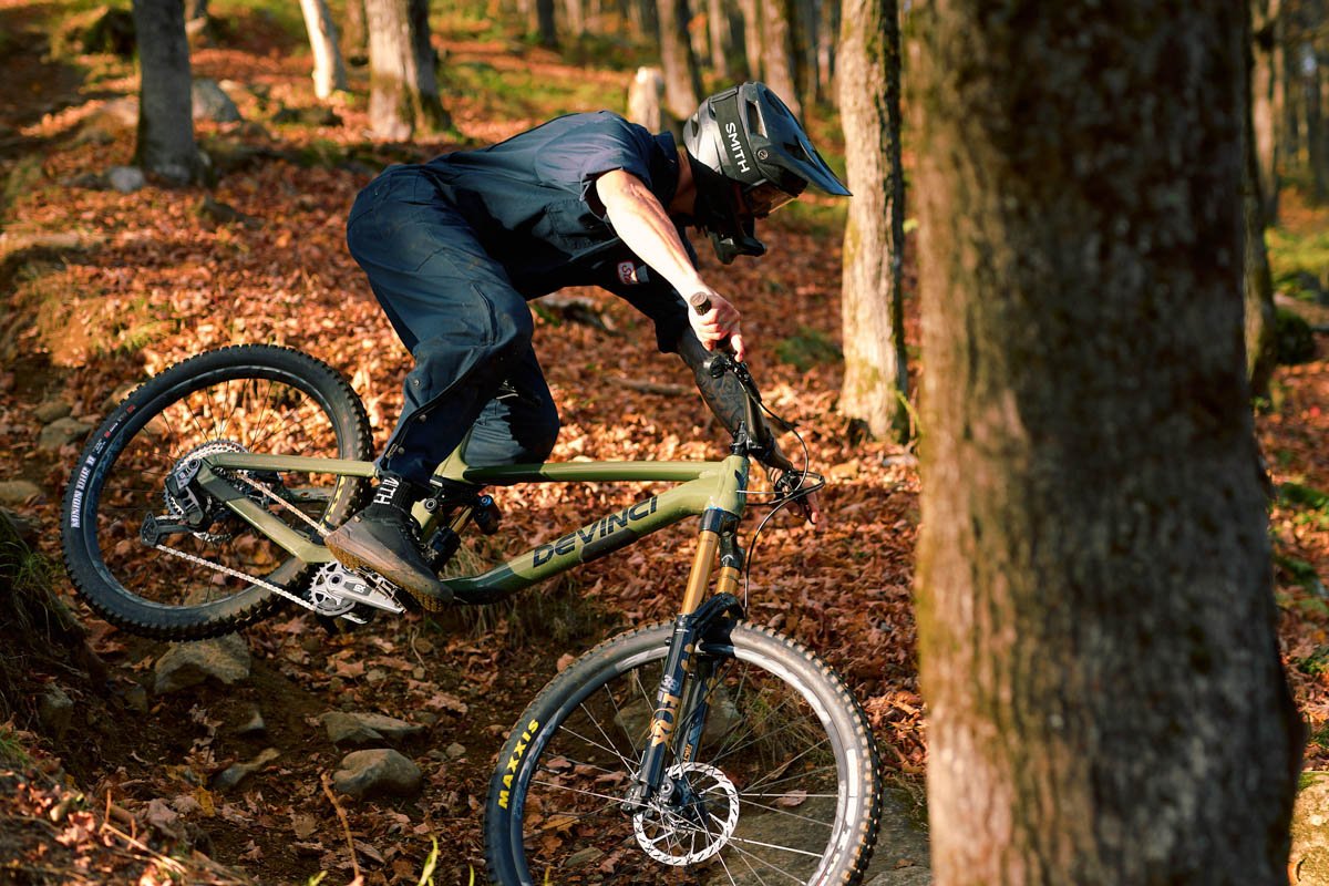 Devinci 2026 Spartan, rider, corner dive