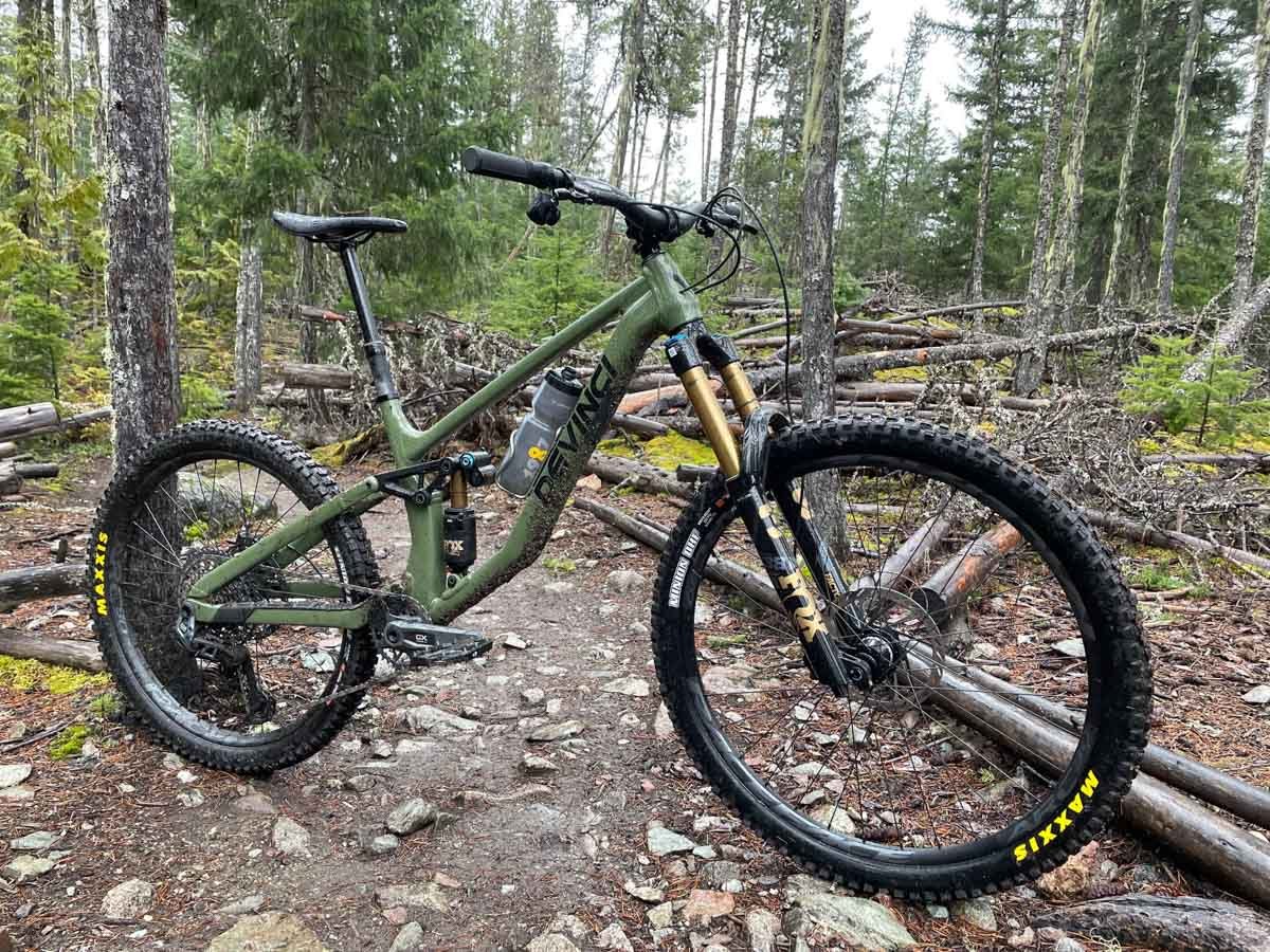 Devinci Spartan 2026, angle, forest