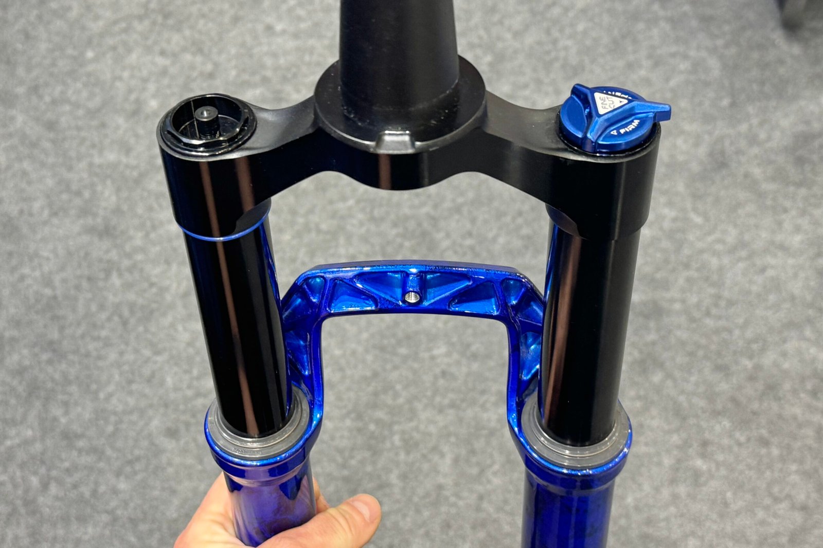 XFusion Taipei prototype Rezza 34 32er XC suspension fork, faux-casting detail