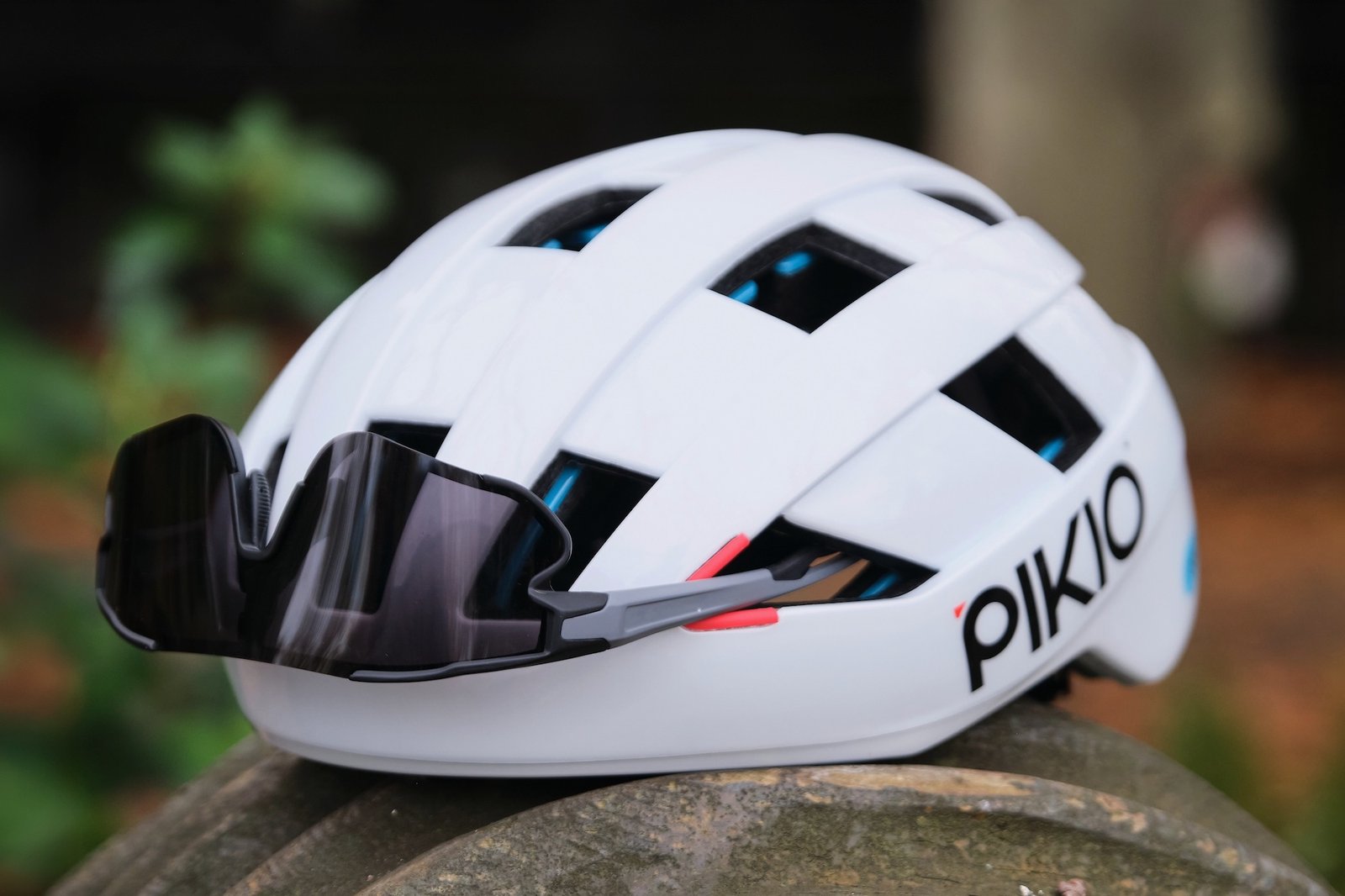 a picture of the PIKIO Si helemt in white with sunglasses in the storage dock.