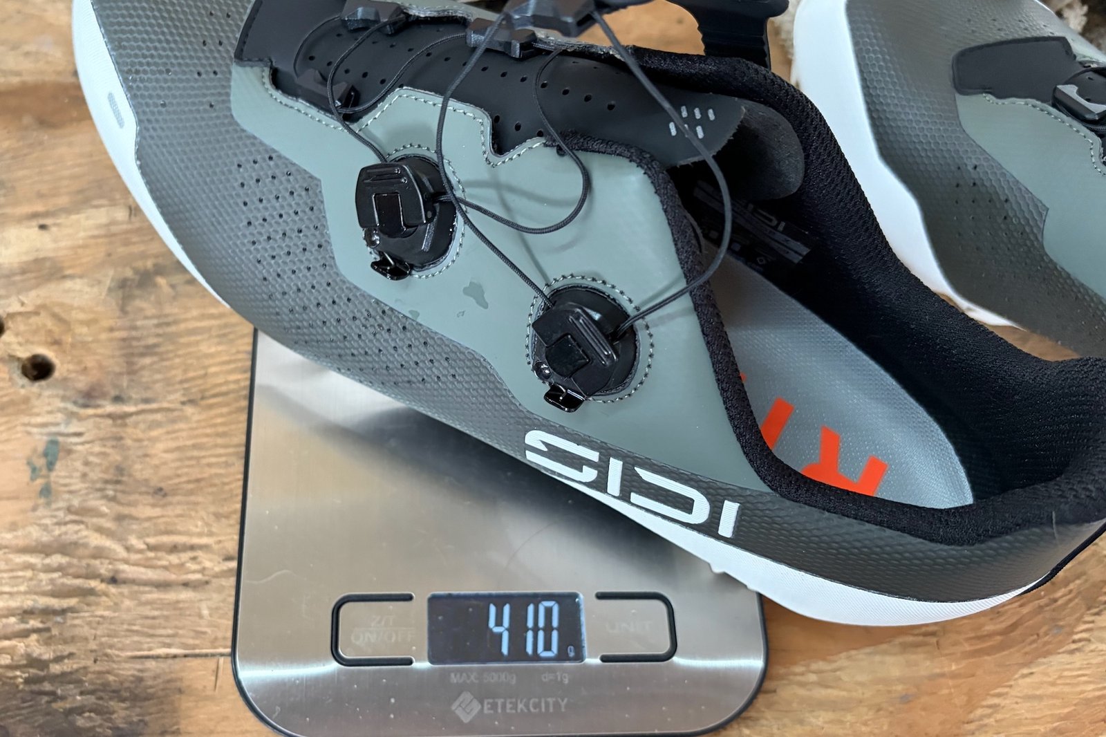 The SIDI Dominator X on the scale with a weight of 410 grams