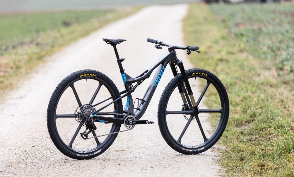 side profile of the Stoll Bikes P32