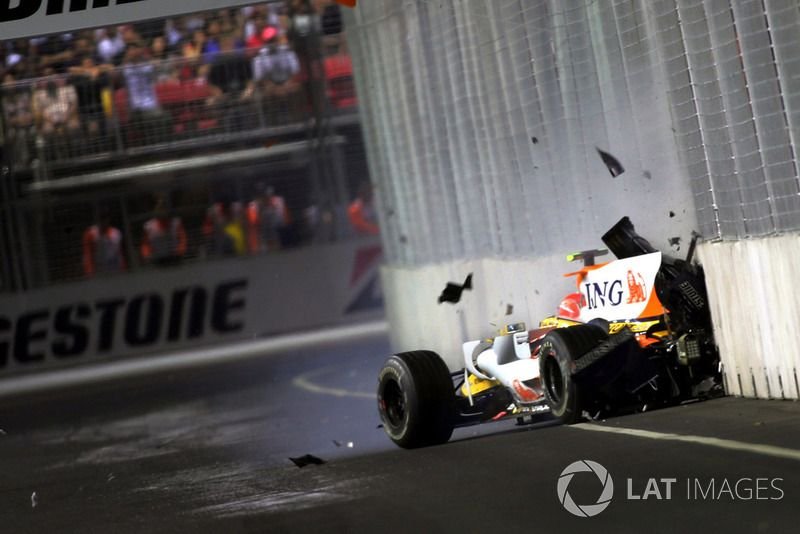 Nelson Piquet Jr., Renault F1 Team  R28 crashes into the wall