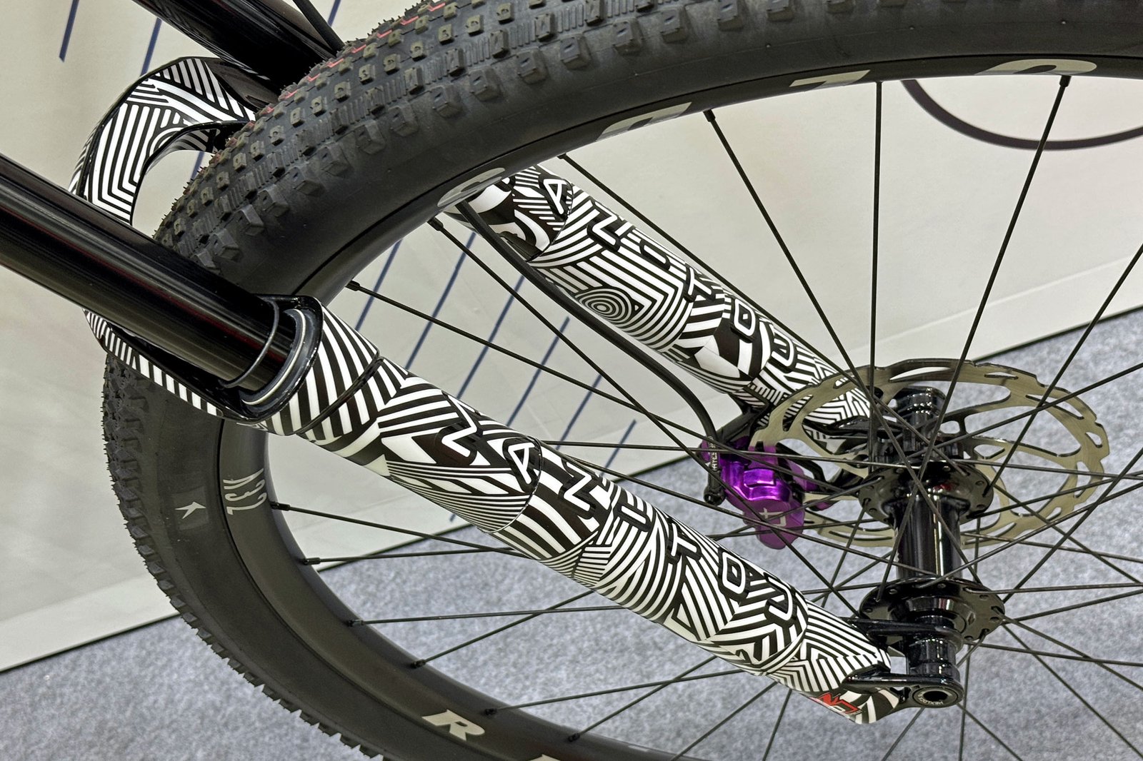 Big 32" forks of Taipei Cycle show: prototype Manitou Mattoc