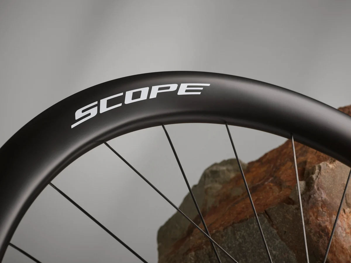 closeup rim details of scope r4g gravel wheels.