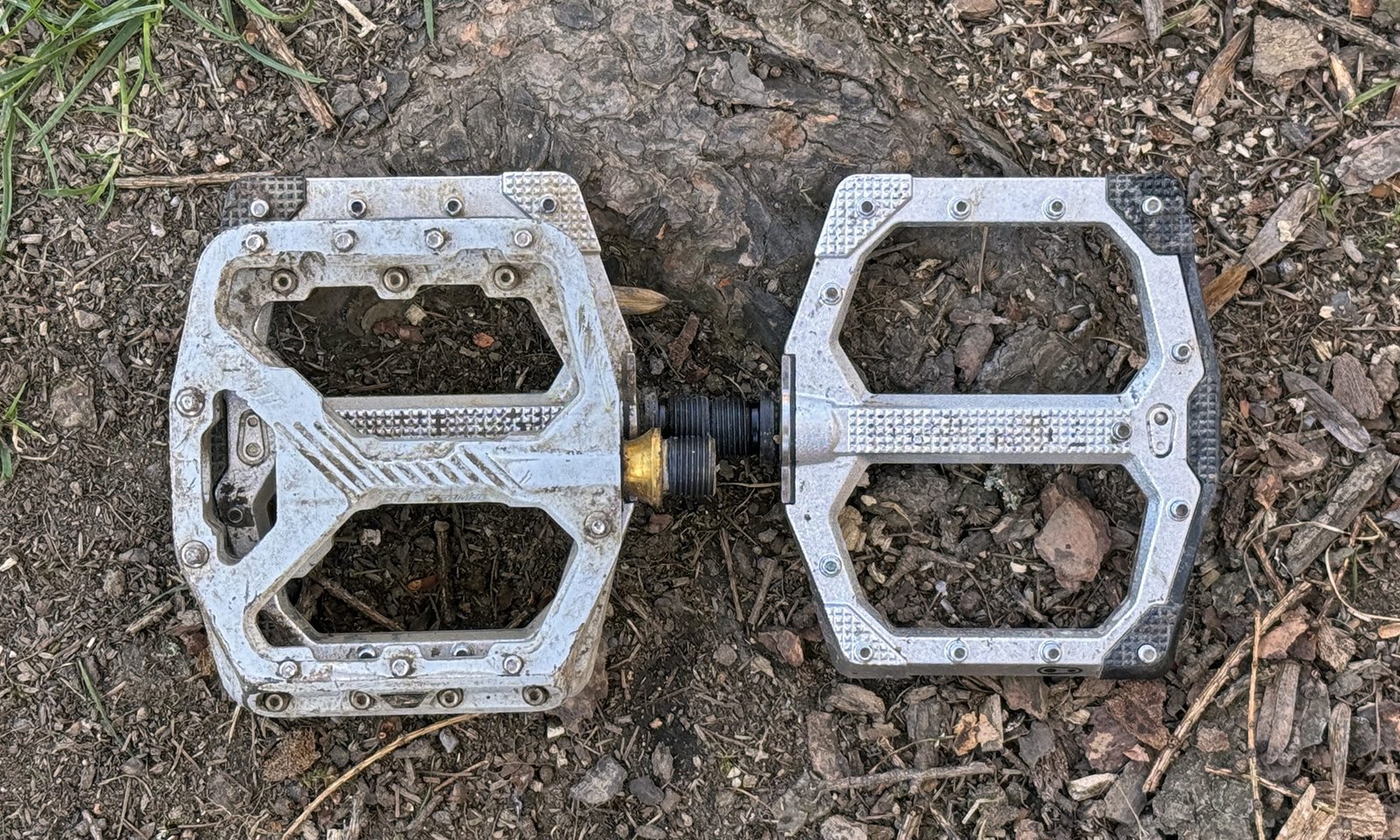 Crankbrothers Stamp EVO extra-long mountain bike flat platform pedal review, Small vs. Leatt CeraMag AllMtn 8.0 Ti