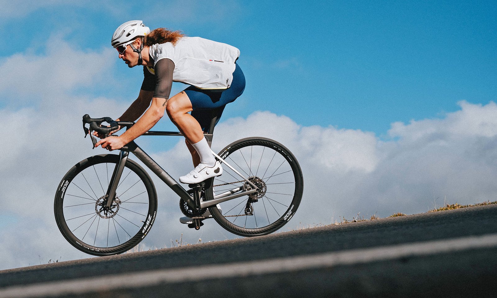 2026 Zipp 202 NSW ultralight carbon road bike climbing wheels, riding downhill