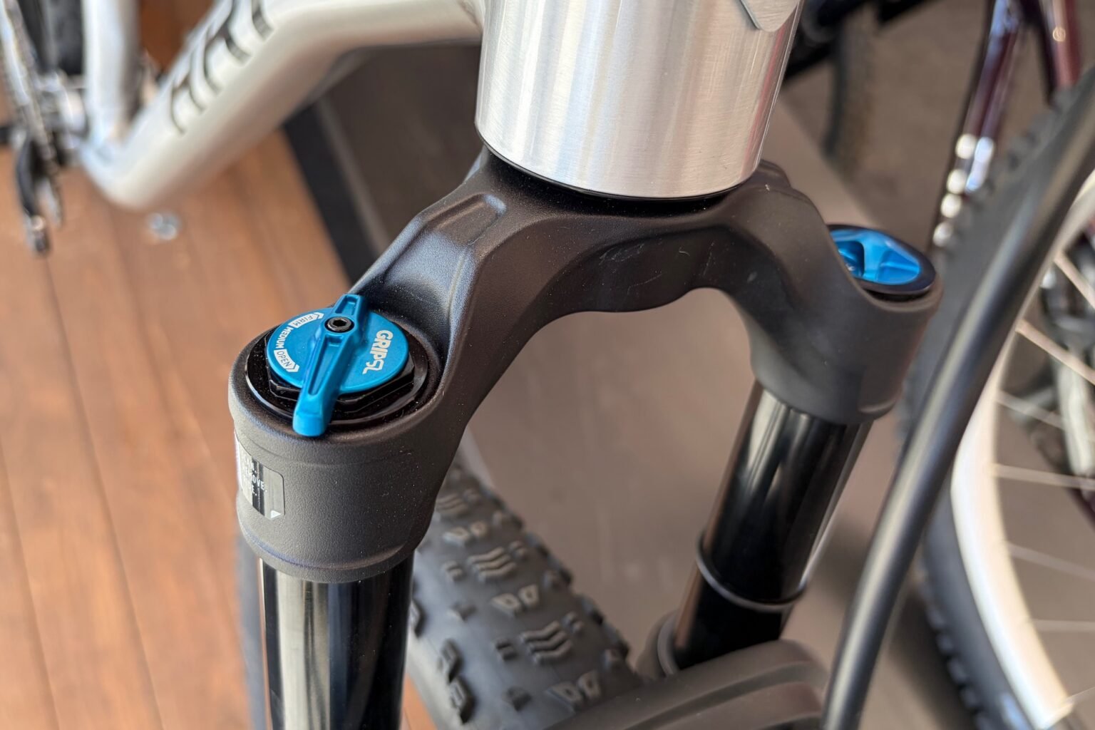 the compression knob and air cap pn the Fox prototuype fork.