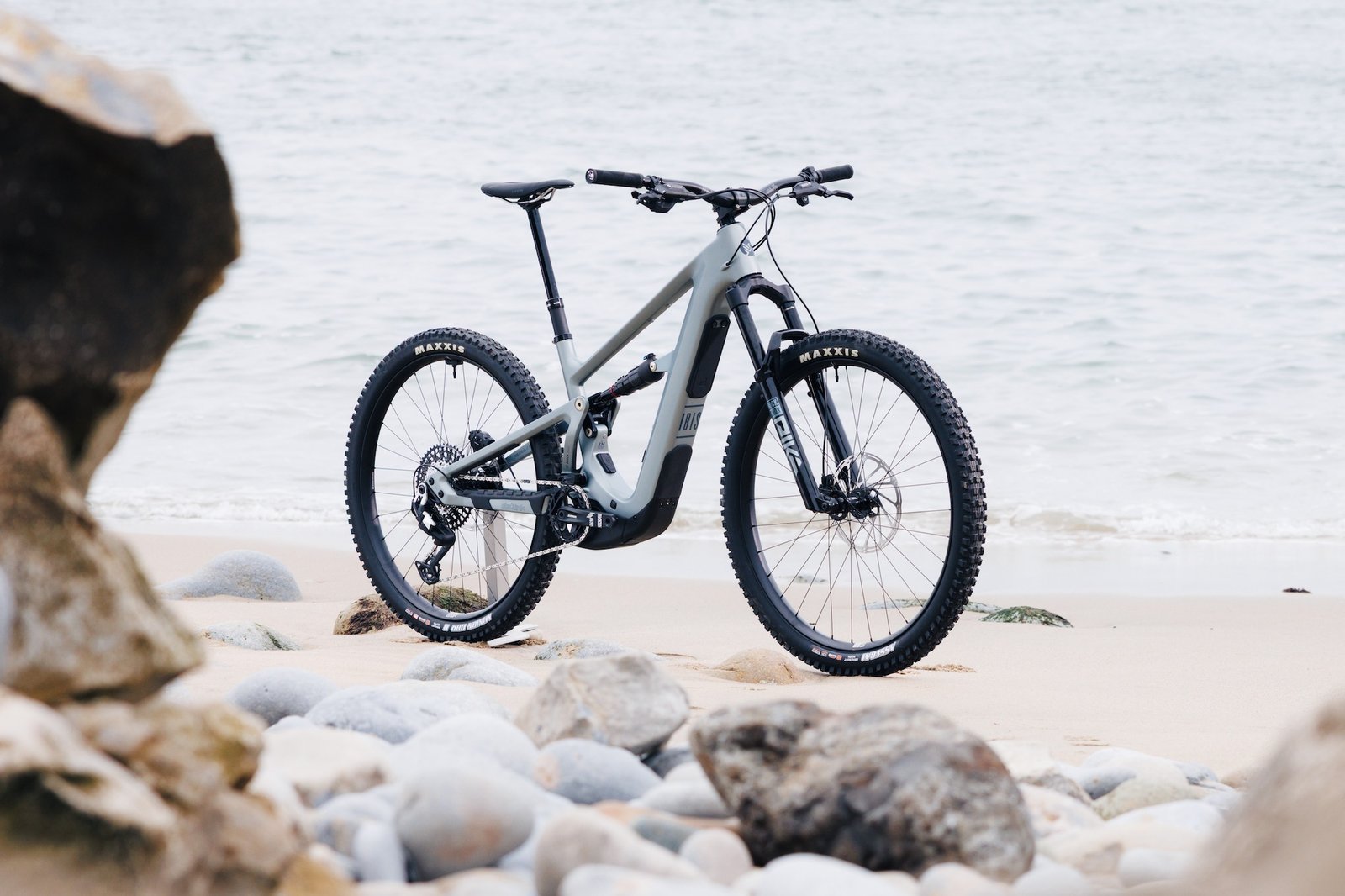 profile shot of the Ibis Oso S at the beach