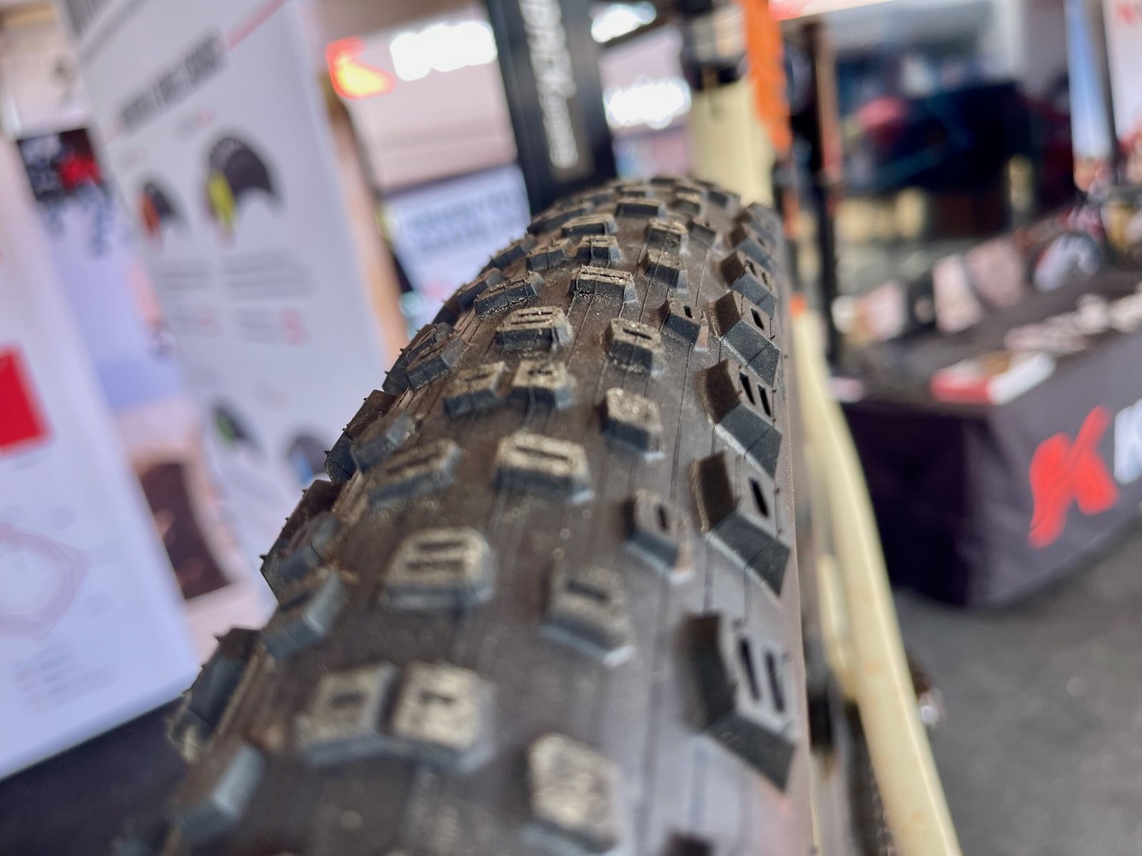 Kenda Tire Dagger XC Sea Otter 32 shedding