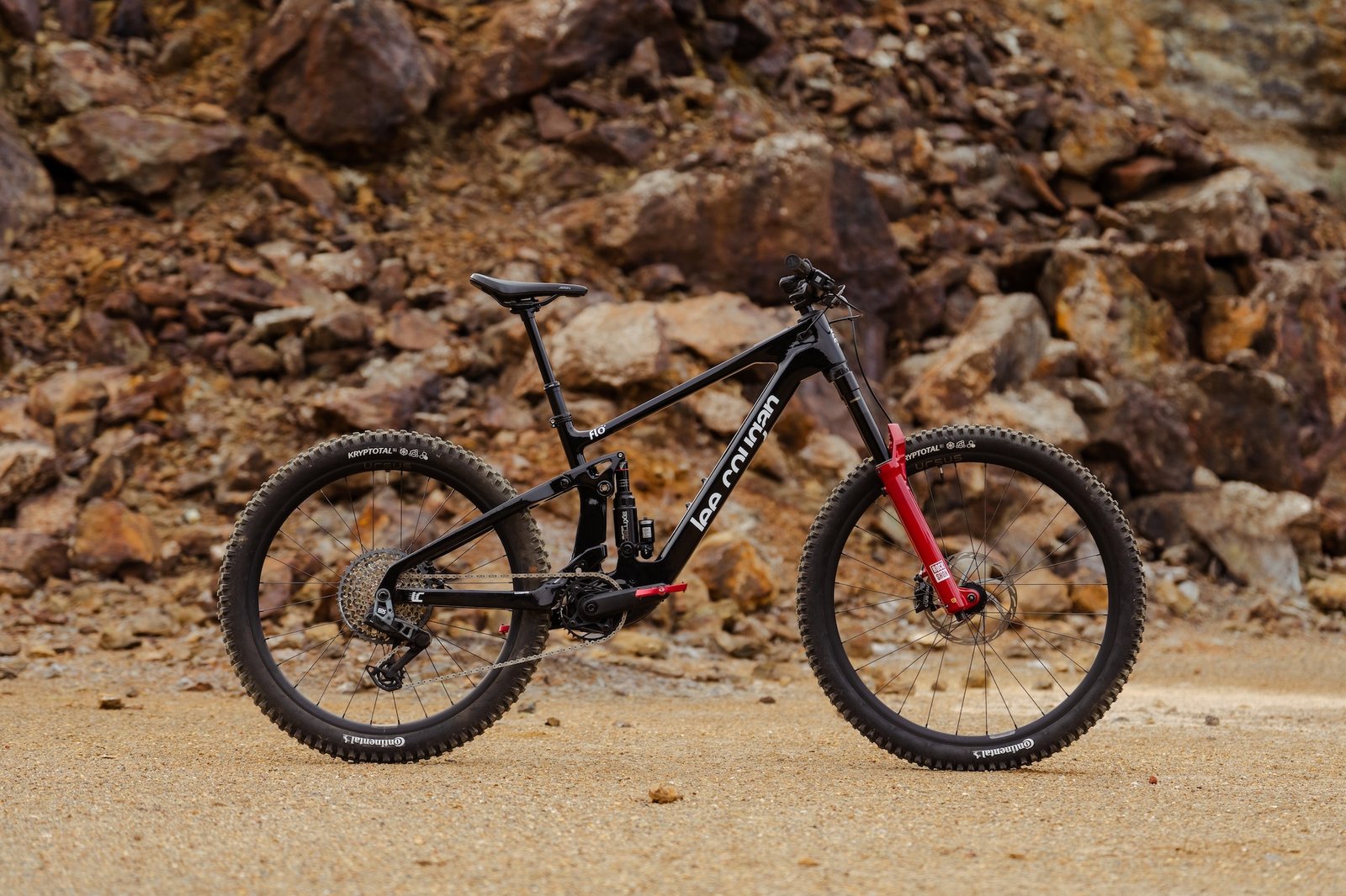 profile shot of the Lee Cougan Flö eMTB in black.
