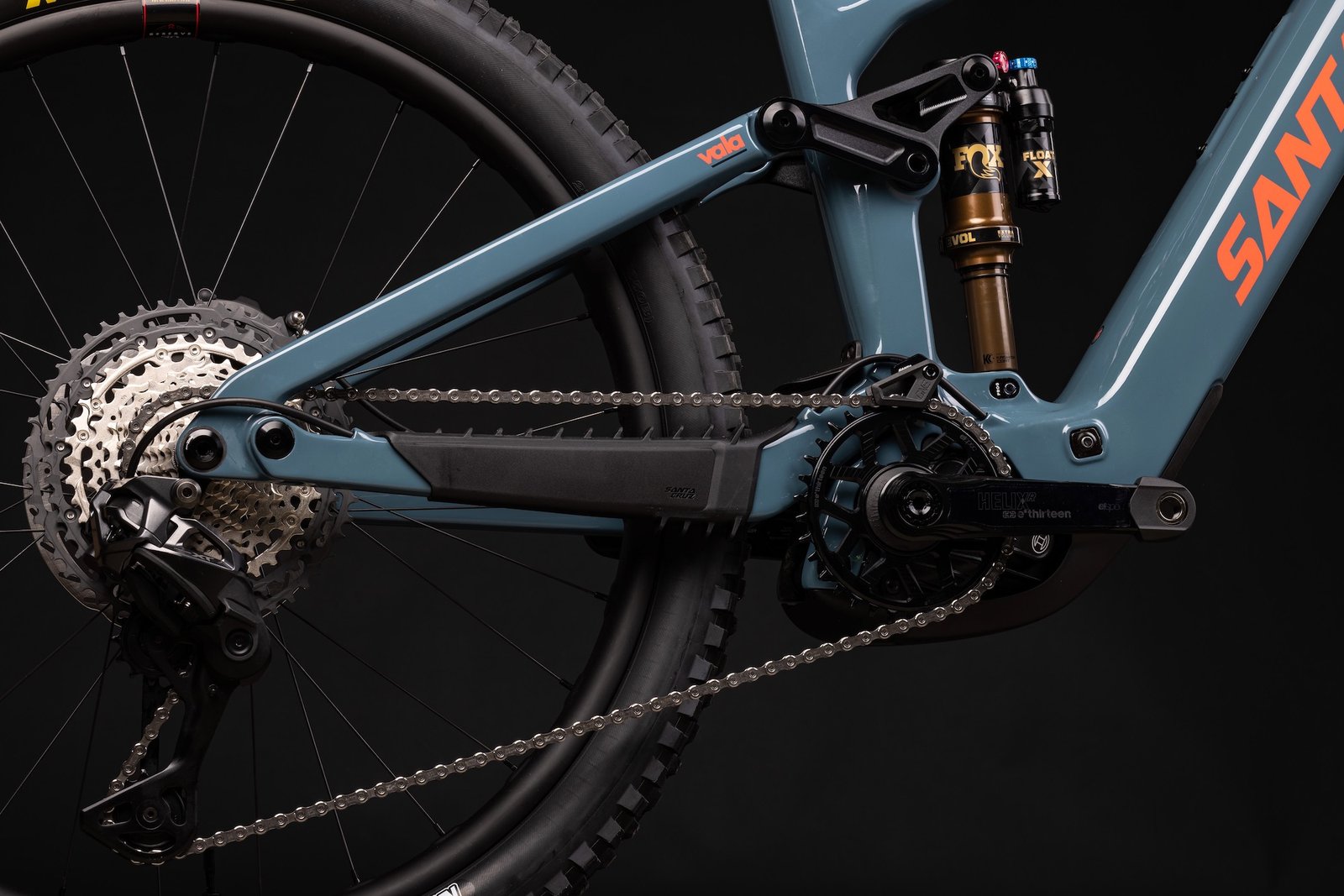 studio image of the drivetrain on the Vala CC with the XT Di2 derailleur.