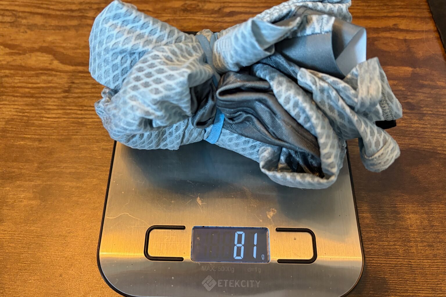 the Pi Black Mesh Jersey on a scale with a weight of 81g in a size medium.