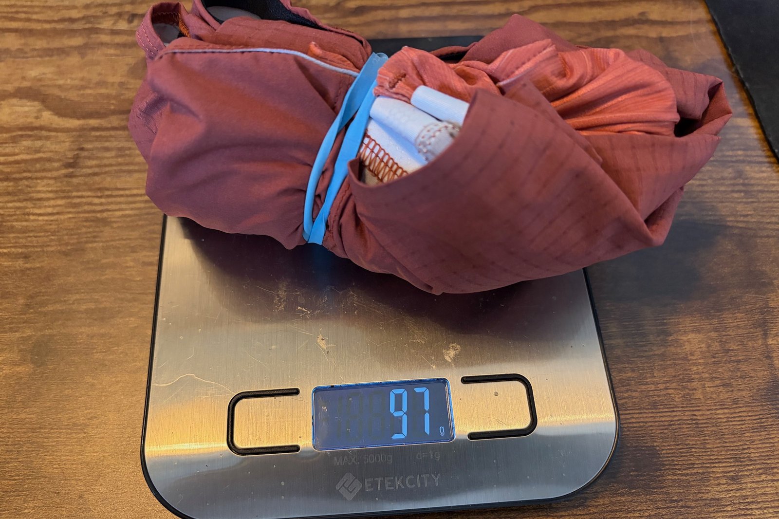 the Pi PRO/Black jersey size medium on a scale with a weight of 97 grams.