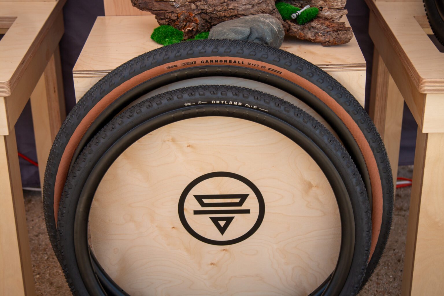 Travail 32" gravel MTB tires rims