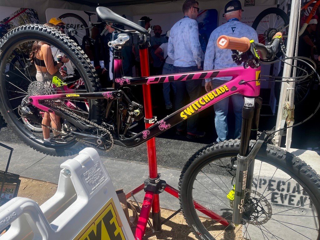 Pivot Switchblade with cool colors