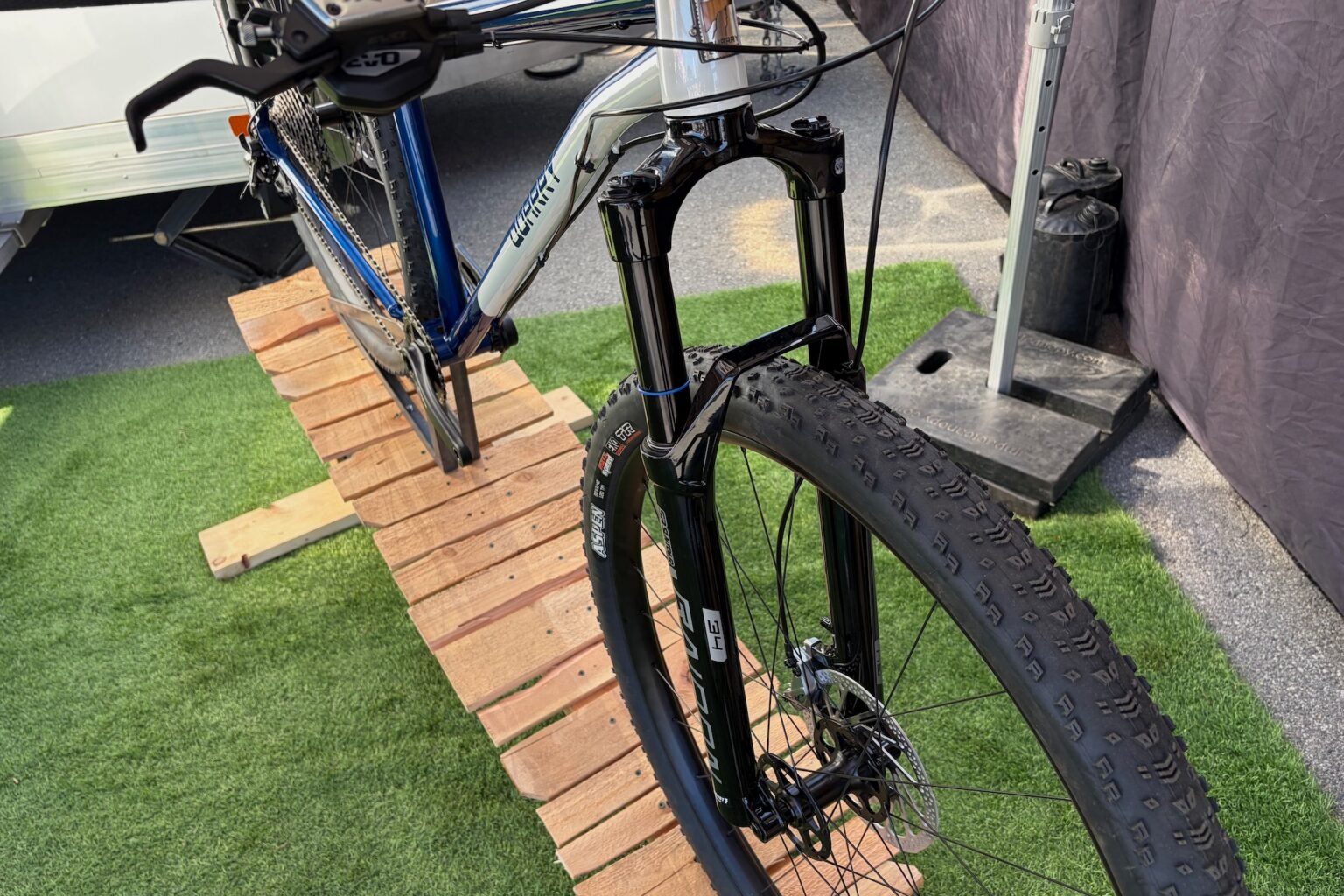 the Raidon fork viewed from the front